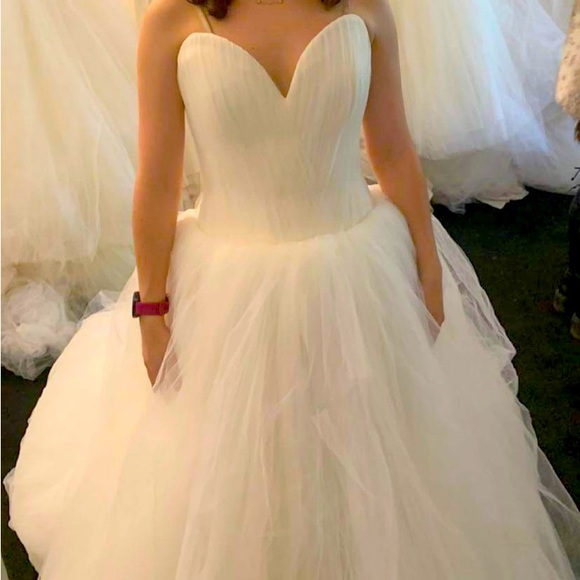 Vera Wang Zoya Gown - NEVER worn, NEVER altered
The most beautiful wedding dress - Picture 4 of 5